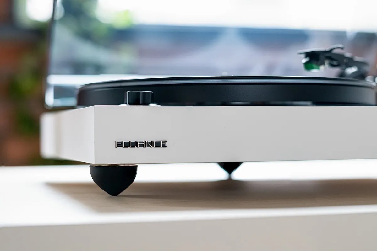 Vinylläsaren Fluance RT81 har uppdaterats 26 Fluance RT81 vinyl player has been updated to + version